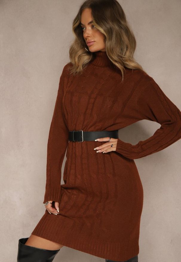 Renee - Brązowa Prążkowana Sukienka z Golfem z Dzianiny z Wełną Esandra. Okazja: na co dzień. Typ kołnierza: golf. Kolor: brązowy. Materiał: dzianina, wełna, prążkowany. Typ sukienki: proste. Styl: casual