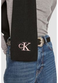 Calvin Klein - CALVIN KLEIN Czarny damski szalik z różowym logo. Kolor: czarny. Wzór: haft #4