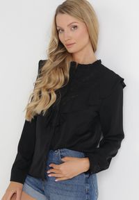 Born2be - Czarna Koszula z Ozdobnym Kołnierzem z Falbaną Acitani. Typ kołnierza: kołnierz z falbankami. Kolor: czarny. Materiał: tkanina, koronka. Długość rękawa: długi rękaw. Długość: długie. Wzór: gładki #2