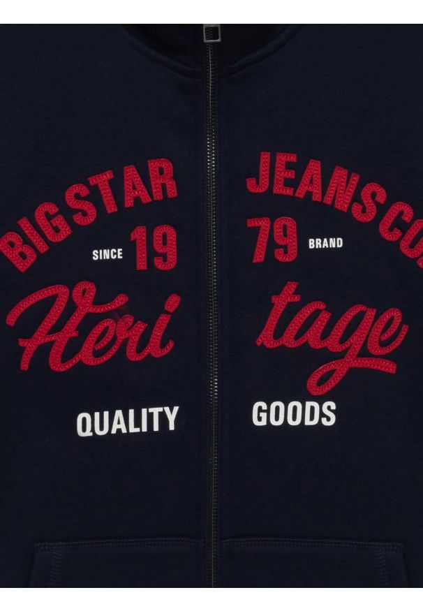 Big-Star - Bluza męska rozpinana z dużą aplikacją granatowa Shon 403. Okazja: na co dzień. Typ kołnierza: kołnierzyk stójkowy. Kolor: niebieski. Materiał: poliester, bawełna, dzianina. Wzór: aplikacja. Styl: casual