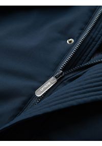 Ombre Clothing - Długa sezonowa kurtka męska w stylu outdoorowym – granatowa V2 - Rozmiar: L. Typ kołnierza: kaptur. Kolor: niebieski. Materiał: guma, tkanina, poliester, materiał, syntetyk. Długość: długie. Wzór: aplikacja #11