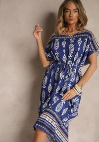 Renee - Niebieska Wiskozowa Sukienka o Pudełkowym Kroju w Etniczny Print Miriliana. Okazja: na co dzień. Kolor: niebieski. Materiał: wiskoza. Wzór: nadruk. Typ sukienki: proste. Styl: elegancki, casual