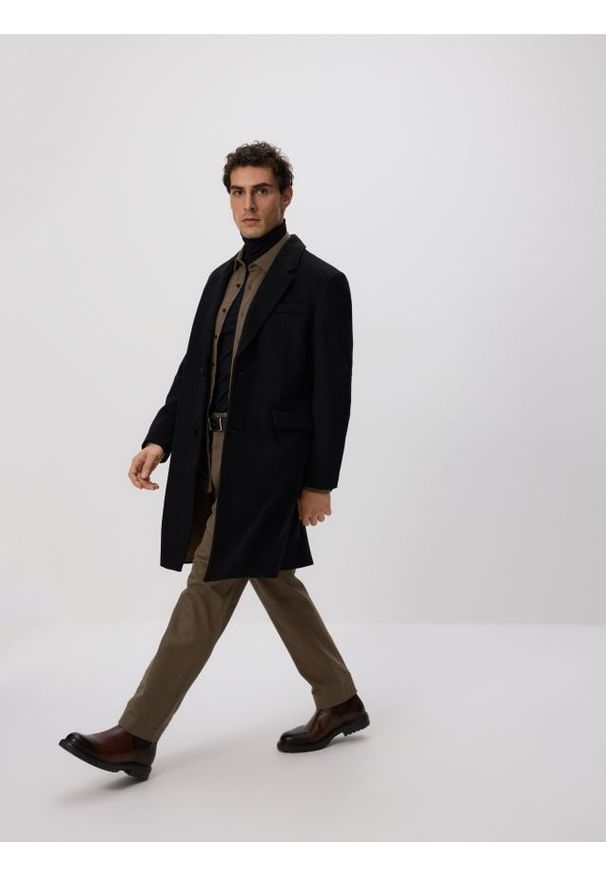 Reserved - Długi płaszcz z wełną - czarny. Kolor: czarny. Materiał: wełna. Długość: długie