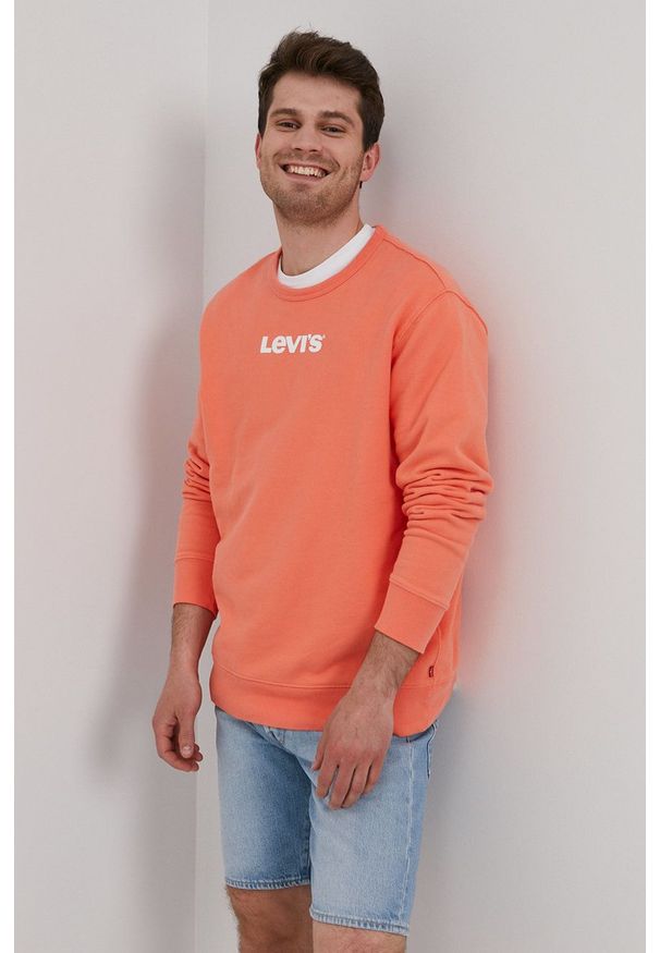 Levi's® - Levi's Bluza bawełniana męska kolor pomarańczowy z nadrukiem. Okazja: na spotkanie biznesowe, na co dzień. Kolor: pomarańczowy. Materiał: bawełna. Wzór: nadruk. Styl: casual, biznesowy