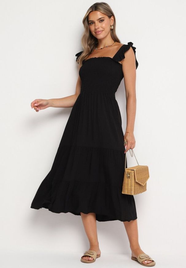 Born2be - Czarna Rozkloszowana Bawełniana Sukienka na Ramiączkach z Gumkami i Falbanką Mevesta. Okazja: na spacer. Typ kołnierza: dekolt kwadratowy, kołnierz z falbankami. Kolor: czarny. Materiał: bawełna. Długość rękawa: na ramiączkach. Sezon: lato. Styl: elegancki, wizytowy