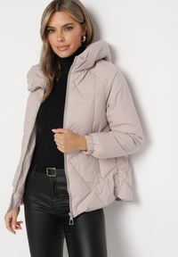 Born2be - Jasnobeżowa Pikowana Kurtka z Kapturem Rękawy Zakończone Gumką Liliaz. Okazja: do pracy, na spacer, na co dzień, na spotkanie biznesowe. Typ kołnierza: kaptur. Kolor: beżowy. Materiał: jeans. Styl: casual, elegancki, biznesowy #7