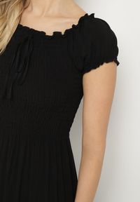Born2be - Czarna Wiskozowa Sukienka Hiszpanka z Marszczoną Górą Jenanira. Okazja: na co dzień. Typ kołnierza: dekolt hiszpanka. Kolor: czarny. Materiał: wiskoza. Styl: klasyczny, casual #3