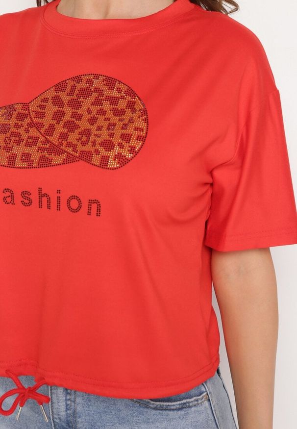 Born2be - Czerwony T-shirt Ściągany na Dole Troczkiem z Cyrkoniami i Nadrukiem Moasstra. Okazja: na co dzień. Kolor: czerwony. Materiał: jeans. Wzór: nadruk. Styl: casual