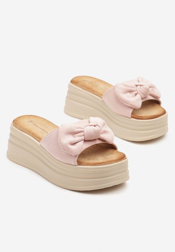 Born2be - Różowe Klapki z Kokardką na Tłoczonej Platformie Sovloti. Okazja: na co dzień. Kolor: różowy. Materiał: jeans. Sezon: wiosna, lato. Obcas: na platformie. Styl: elegancki, casual