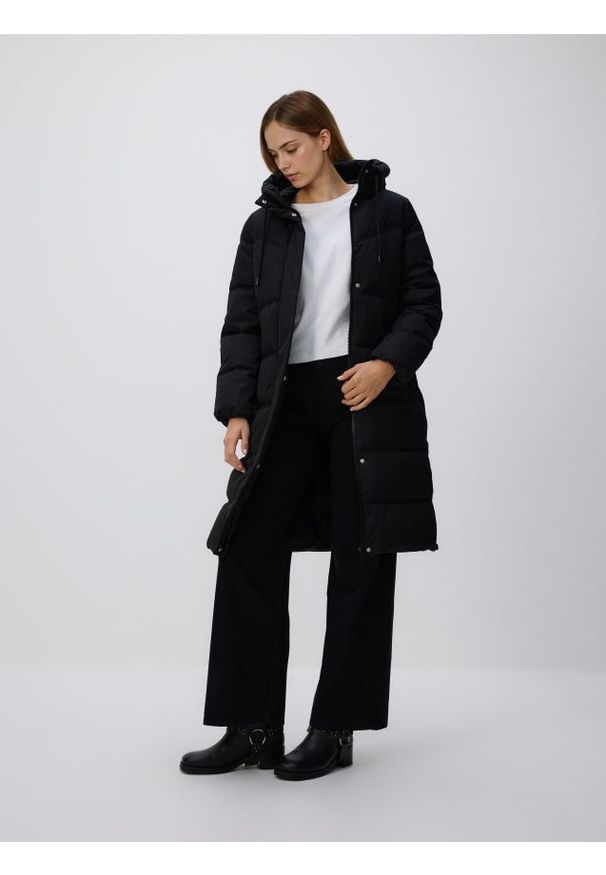 Reserved - Długa kurtka z kapturem - czarny. Typ kołnierza: kaptur. Kolor: czarny. Materiał: tkanina. Długość: długie