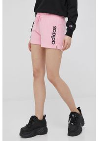 Adidas - adidas szorty damskie kolor różowy z nadrukiem medium waist. Okazja: na co dzień. Kolor: różowy. Materiał: dzianina, bawełna. Wzór: nadruk. Styl: casual