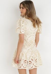Born2be - Jasnobeżowa Sukienka Cilleis. Typ kołnierza: kołnierzyk stójkowy. Kolor: beżowy. Materiał: koronka. Wzór: ażurowy, aplikacja, koronka. Styl: elegancki. Długość: mini #2
