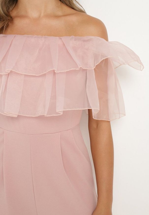 Born2be - Ciemnoróżowy Kombinezon bez Rękawów z Dekoltem Ozdobionym Falbanką Tessella. Kolor: różowy. Długość rękawa: bez rękawów. Wzór: aplikacja. Styl: wizytowy