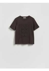Reserved - T-shirt z haftem - ciemnobrązowy. Kolor: brązowy. Materiał: bawełna. Wzór: haft