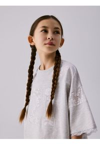 Reserved - T-shirt z koronkowym zdobieniem - jasnoszary. Kolor: szary. Materiał: koronka. Wzór: aplikacja #1