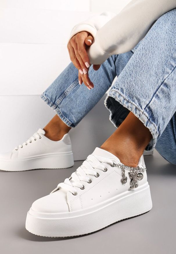 Renee - Biało-Szare Sznurowane Sneakersy z Ekoskóry na Platformie z Łańcuszkiem i Zawieszkami Salvania. Okazja: na co dzień. Nosek buta: okrągły. Zapięcie: sznurówki. Kolor: biały. Materiał: materiał, jeans. Obcas: na platformie. Wysokość obcasa: niski