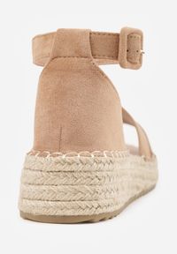 Born2be - Ciemnobeżowe Sandały VICES na Plecionym Koturnie Ozdobione Wycięciami Cirilea. Okazja: na co dzień, na spacer. Zapięcie: sprzączka. Kolor: beżowy. Wzór: aplikacja. Sezon: lato. Obcas: na koturnie. Styl: casual, klasyczny, elegancki #9