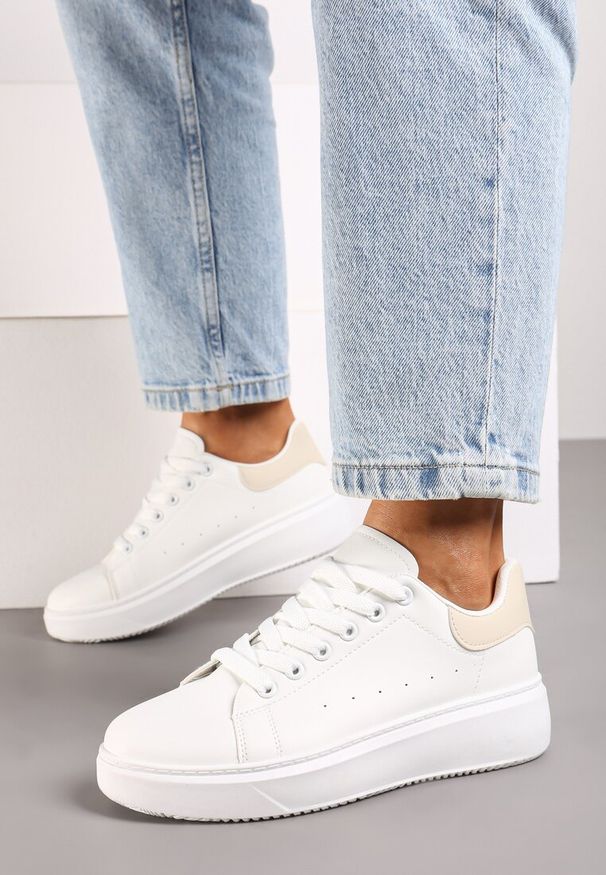 Renee - Biało-Beżowe Casualowe Sneakersy na Platformie ze Sznurowaniem Tialorae. Okazja: na co dzień. Zapięcie: sznurówki. Kolor: biały. Materiał: jeans. Obcas: na platformie