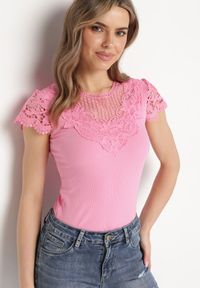 Born2be - Różowy T-shirt z Koronkową Wstawką z Prążkowanego Materiału Celalilena. Okazja: na spotkanie biznesowe, na co dzień. Kolor: różowy. Materiał: materiał, prążkowany, koronka. Styl: klasyczny, casual, elegancki, biznesowy #2