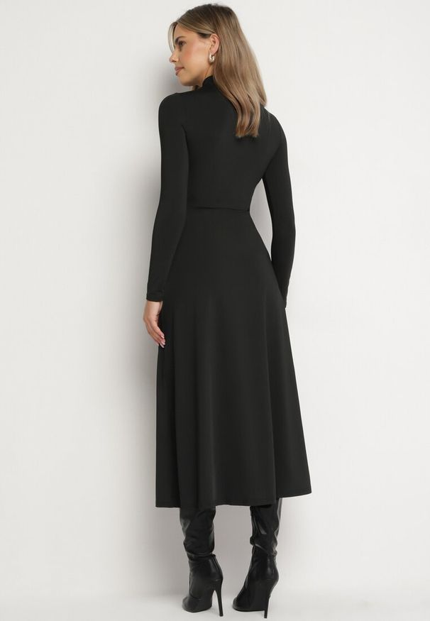 Born2be - Czarna Sukienka z Półgolfem Taliowana z Rozcięciem na Boku Sailea. Okazja: na co dzień. Kolor: czarny. Długość rękawa: długi rękaw. Styl: klasyczny, casual, elegancki