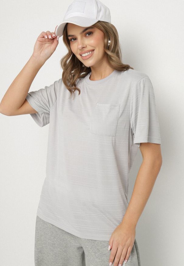 Born2be - Jasnoszara Koszulka o Klasycznym Kroju z Kieszonką Mairalissa. Okazja: do pracy, na co dzień, na spotkanie biznesowe. Kolor: szary. Materiał: jeans. Wzór: aplikacja. Styl: klasyczny