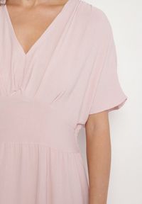 Born2be - Jasnoróżowa Rozkloszowana Sukienka z Gumką w Talii i Dekoltem w Serek Iffara. Okazja: na spotkanie biznesowe, do pracy, na co dzień. Typ kołnierza: dekolt w serek. Kolor: różowy. Styl: casual, biznesowy #5