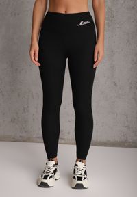 Renee - Czarne Prążkowane Legginsy High Waist z Haftowanym Napisem z Boku Eunedeia. Okazja: na co dzień. Stan: podwyższony. Kolor: czarny. Materiał: prążkowany. Długość: krótkie. Wzór: napisy, haft. Styl: elegancki, casual #1