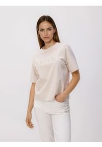 Reserved - T-shirt regular z haftem - beżowy. Kolor: beżowy. Materiał: dzianina, bawełna. Wzór: haft #1