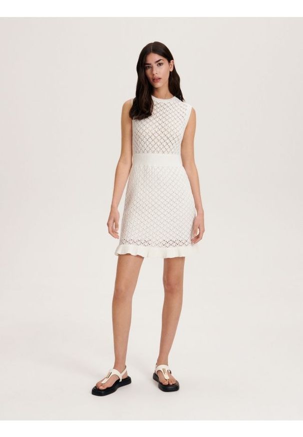 Reserved - Ażurowa sukienka - kremowy. Kolor: kremowy. Materiał: bawełna, dzianina. Wzór: ażurowy