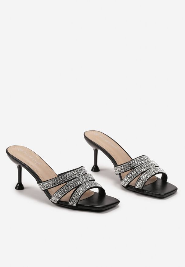 Renee - Czarne Klapki Ozdobione Cyrkoniami na Szpilce Endiana. Kolor: czarny. Wzór: aplikacja. Obcas: na szpilce. Styl: elegancki