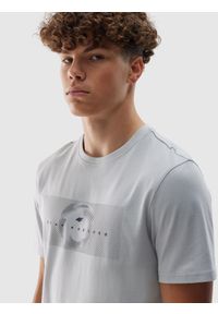 4f - 4F T-shirt regular z nadrukiem męski - szary XXL. Okazja: na co dzień. Kolor: szary. Materiał: bawełna, jersey, dzianina. Długość rękawa: krótki rękaw. Długość: krótkie. Wzór: nadruk. Styl: sportowy, casual, klasyczny