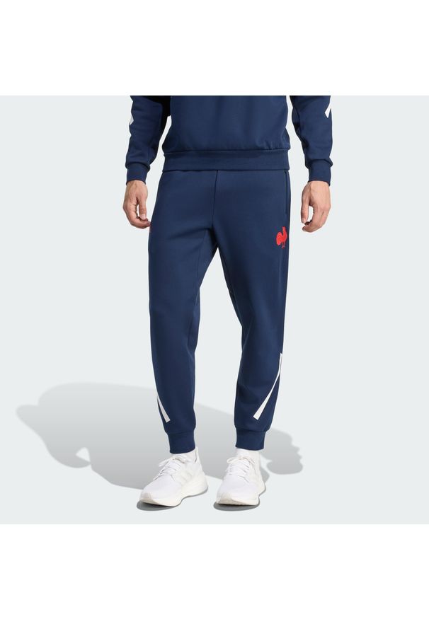 Adidas - Spodnie France Travel. Kolor: niebieski. Sport: piłka nożna
