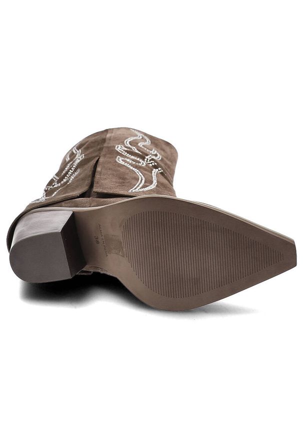 Brązowe Kozaki Alma En Pena Eleganckie Buty Damskie. Zapięcie: zamek. Kolor: brązowy. Materiał: materiał, skóra, jeans. Wzór: aplikacja. Sezon: zima, jesień. Styl: elegancki