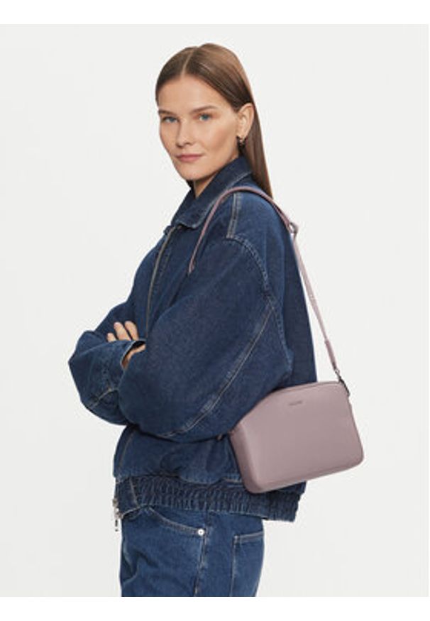 Calvin Klein Torebka Ck Must Small Camera Bag_Caviar K60K613084 Fioletowy. Kolor: fioletowy. Materiał: skórzane
