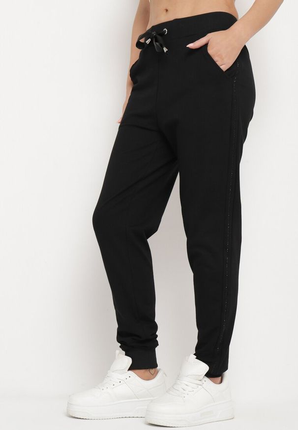 Born2be - Czarne Spodnie Dresowe z Wyższym Stanem Ozdobnie Wiązane w Pasie Crisada. Okazja: na co dzień. Stan: podwyższony. Kolor: czarny. Materiał: dresówka. Styl: elegancki, casual