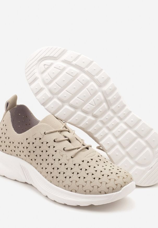 Renee - Beżowe Sneakersy Ozdobione Ażurowym Wzorem Sareldi. Okazja: na co dzień. Kolor: beżowy. Materiał: jeans. Wzór: ażurowy, aplikacja