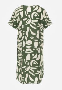 Born2be - Zielona Pudełkowa Sukienka z Wiskozy z Dekoltem w Serek w Abstrakcyjny Wzór Cresom. Okazja: na co dzień. Typ kołnierza: dekolt w serek. Kolekcja: plus size. Kolor: zielony. Materiał: wiskoza. Sezon: lato. Typ sukienki: proste, dla puszystych. Styl: casual #7