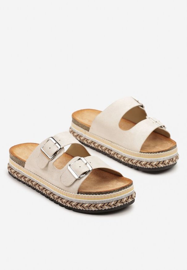 Renee - Beżowe Klapki na Niskiej Platformie z Ozdobną Plecionką i Klamrami Tuessa. Okazja: na co dzień, na imprezę, na spacer. Kolor: beżowy. Sezon: lato. Obcas: na platformie. Styl: casual, elegancki