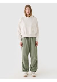 4f - 4F Bluza dresowa nierozpinana z kapturem damska - beżowa L. Okazja: na co dzień. Typ kołnierza: kaptur. Kolor: beżowy. Materiał: dresówka. Wzór: ze splotem, gładki. Styl: sportowy, casual #2