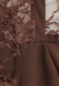 Born2be - Brązowa Taliowana Sukienka VICES z Koronkowymi Rękawami Oceamara. Kolor: brązowy. Materiał: koronka. Wzór: aplikacja, koronka. Styl: elegancki #7