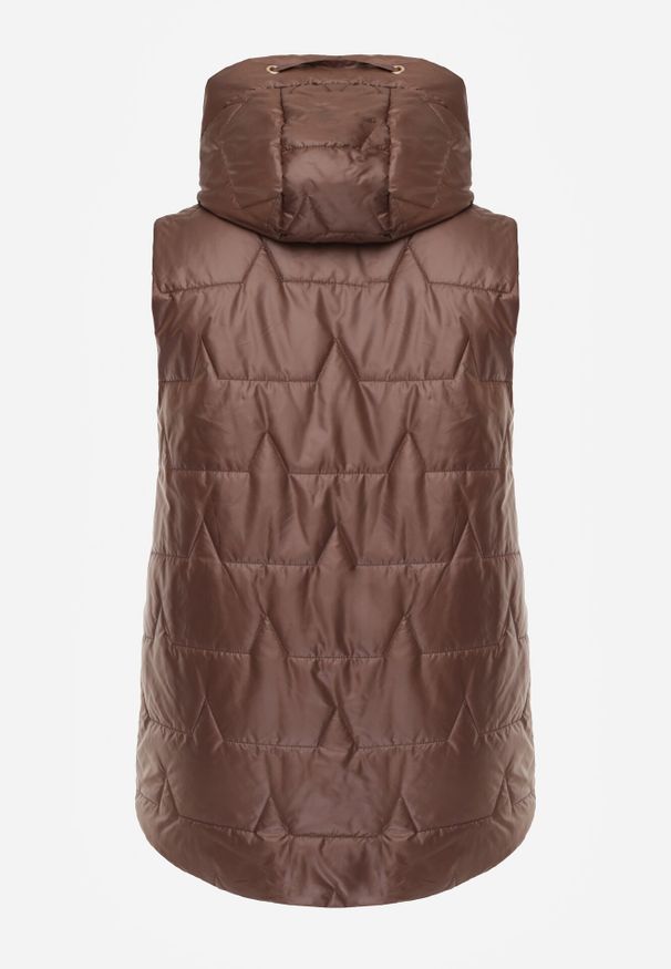 Born2be - Brązowa Kamizelka z Nieodpinanym Kapturem i Geometrycznym Pikowaniem Kalousa. Okazja: na co dzień. Kolor: brązowy. Materiał: jeans, dresówka. Długość rękawa: długi rękaw. Wzór: geometria. Styl: casual, klasyczny