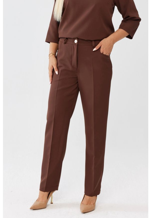 Moda Size Plus Iwanek - Eleganckie klasyczne brązowe spodnie Eleonora PLUS SIZE XXL OVERSIZE JESIEŃ. Okazja: na spotkanie biznesowe, na co dzień. Kolekcja: plus size. Kolor: brązowy. Materiał: materiał, tkanina, poliester, elastan. Długość: krótkie. Sezon: jesień. Styl: elegancki, klasyczny