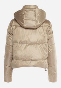 Born2be - Ciemnobeżowa Pikowana Kurtka z Kapturem i Ściągaczem w Talii Atirim. Typ kołnierza: kaptur. Kolor: beżowy. Styl: elegancki #4