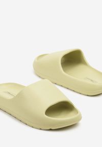 Born2be - Jasnozielone Klapki z Pianki w Minimalistycznym Stylu Sonalea. Okazja: na plażę, na co dzień. Kolor: zielony. Wzór: ażurowy. Styl: casual #6