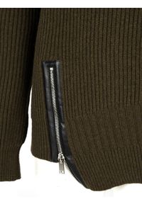 Les Hommes Sweter | LJK106-656U | Round Neck Sweater With Asymetric Zip | Mężczyzna | Khaki. Okazja: na co dzień. Kolor: brązowy. Materiał: wełna. Wzór: aplikacja. Styl: casual #7