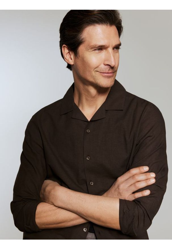 Reserved - Koszula regular z lnem - ciemnobrązowy. Kolor: brązowy. Materiał: len