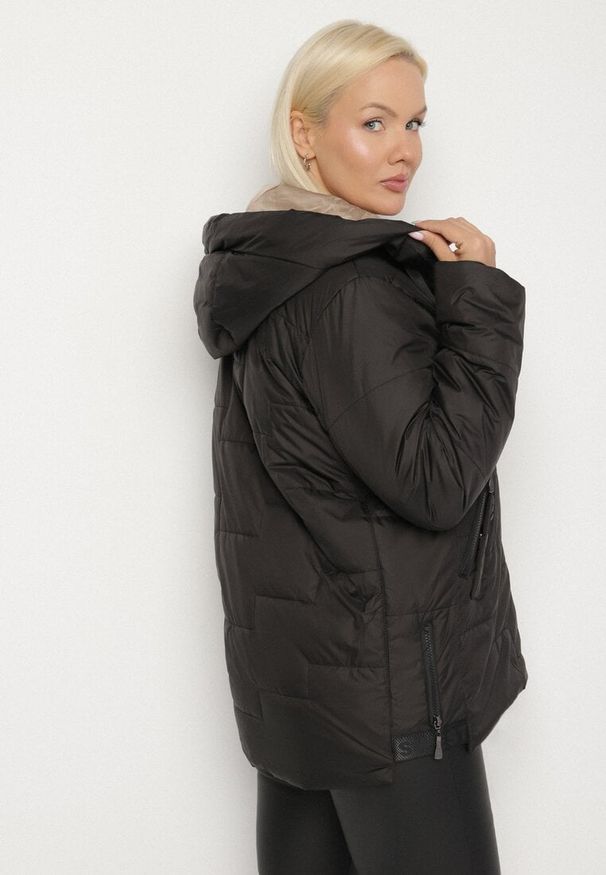 Born2be - Czarna Pikowana Kurtka z Kapturem i Ozdobnymi Suwakami Tulirisa. Okazja: na co dzień. Typ kołnierza: kaptur. Kolekcja: plus size. Kolor: czarny. Materiał: jeans. Styl: casual, sportowy