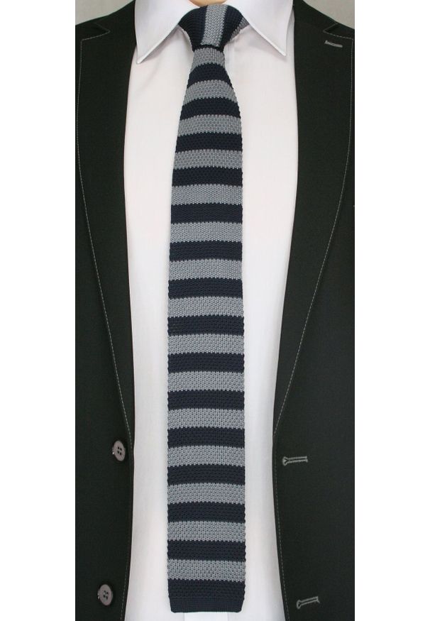 Dziergany Krawat Męski Knit w Grube Pasy, Prążki - Chattier, Granatowo-Szary. Kolor: niebieski. Materiał: poliester. Wzór: prążki, paski. Styl: sportowy
