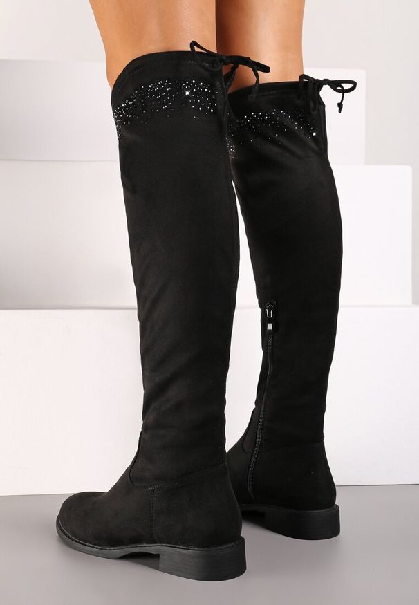 Renee - Czarne Kozaki Muszkieterki na Płaskiej Podeszwie Ozdobione Cyrkoniami i Sznurkiem Floralind. Okazja: na spacer. Kolor: czarny. Materiał: jeans, dzianina, skóra. Wzór: aplikacja. Obcas: na płaskiej podeszwie. Styl: elegancki. Wysokość obcasa: niski