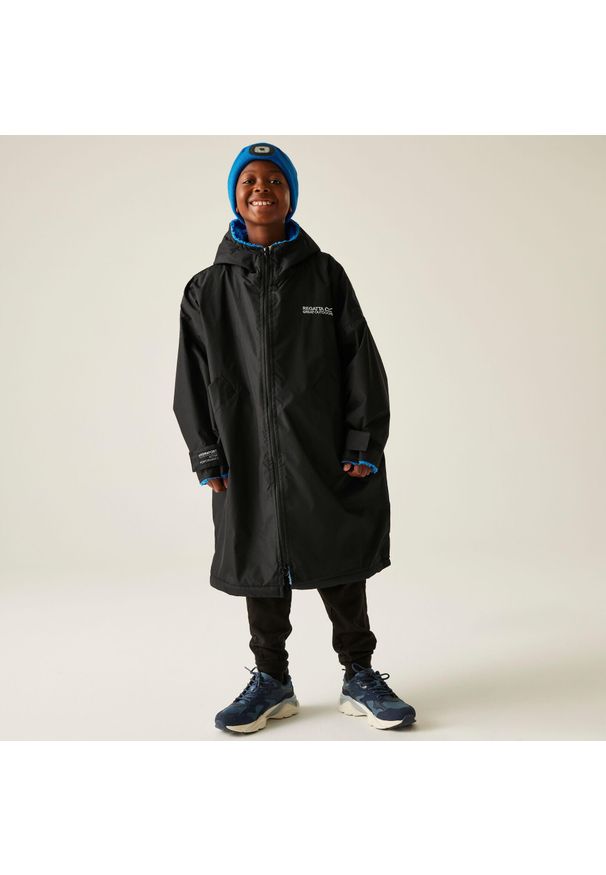 Regatta - Dziecięcy wodoodporny szlafrok do przewijania. Kolor: niebieski, wielokolorowy, czarny. Materiał: tkanina